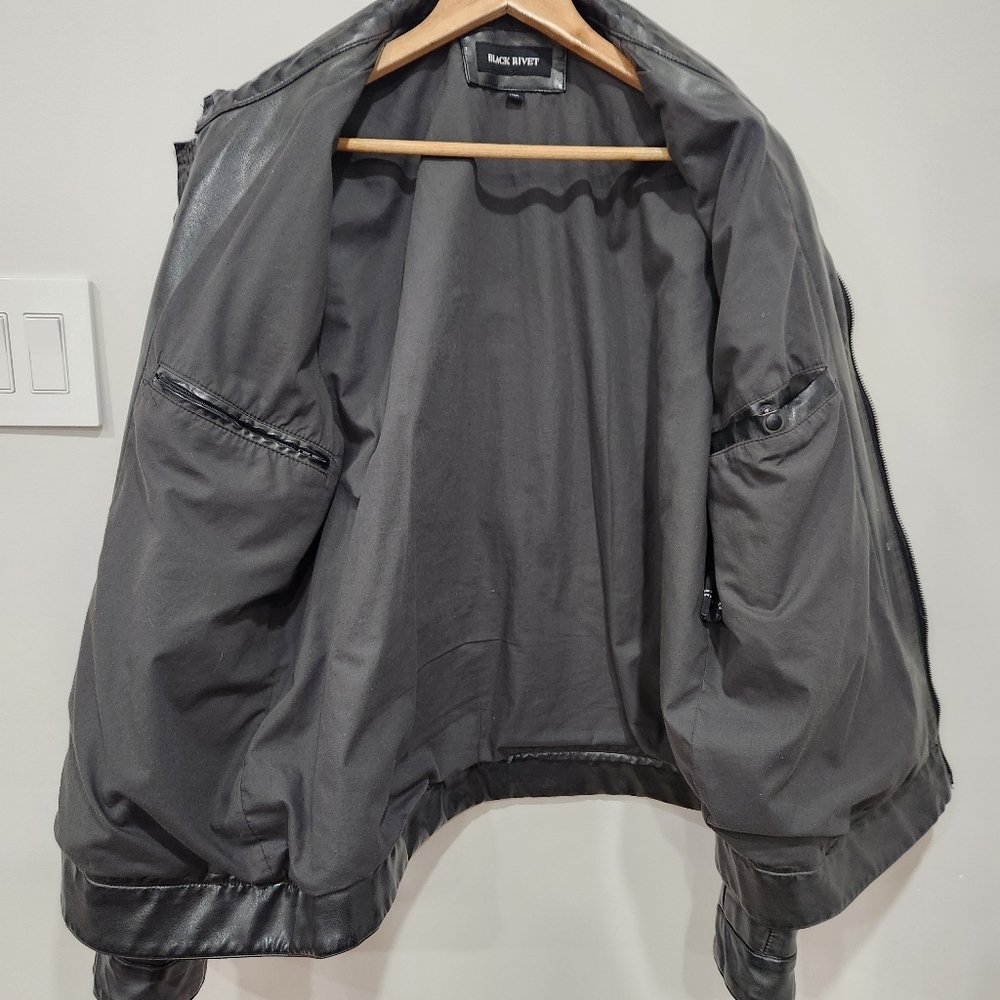 Black Rivet Faux Leather Jacket Mens XXL Black Biker Moto Coat Lined Ribbed - Picture 3 of 12